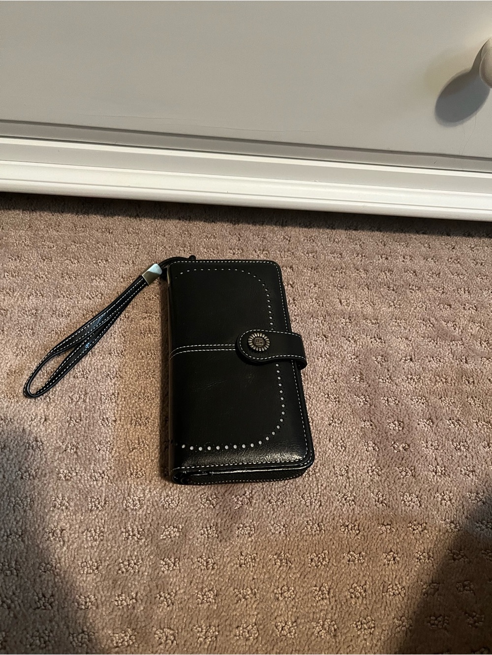 Black Leather Wristlet Wallet with Signature Button NWOT - Picture 2 of 3